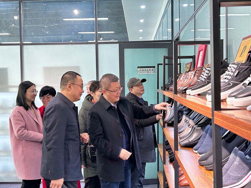 中國皮革協會副理事長陳占光一行蒞臨百華鞋業(yè)指導工作