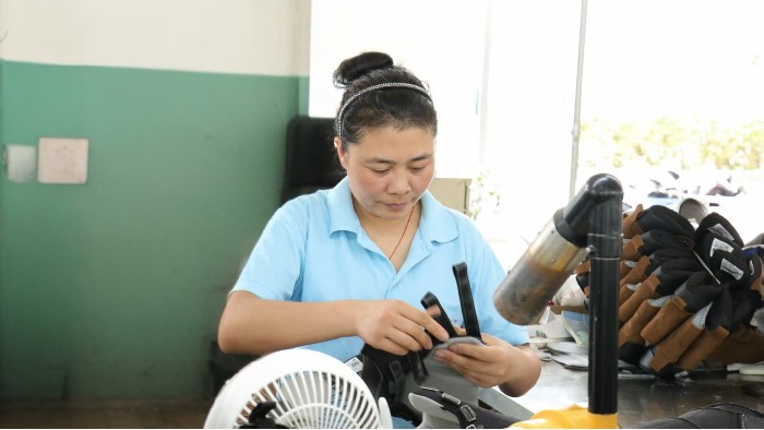 百華鞋業(yè)匠心傳承，一名員工榮獲2024年度“山東省技術(shù)能手”稱號