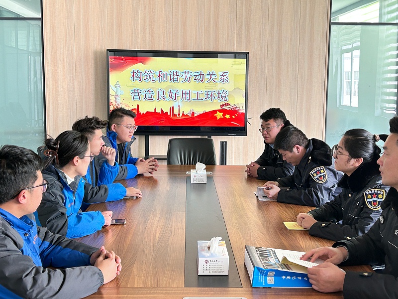 百華鞋業(yè)開展“構(gòu)筑和諧勞動關(guān)系，營造良好用工環(huán)境”宣傳