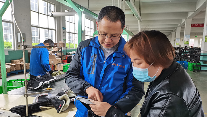 百華鞋業(yè)連續(xù)17年獲得三體系認證